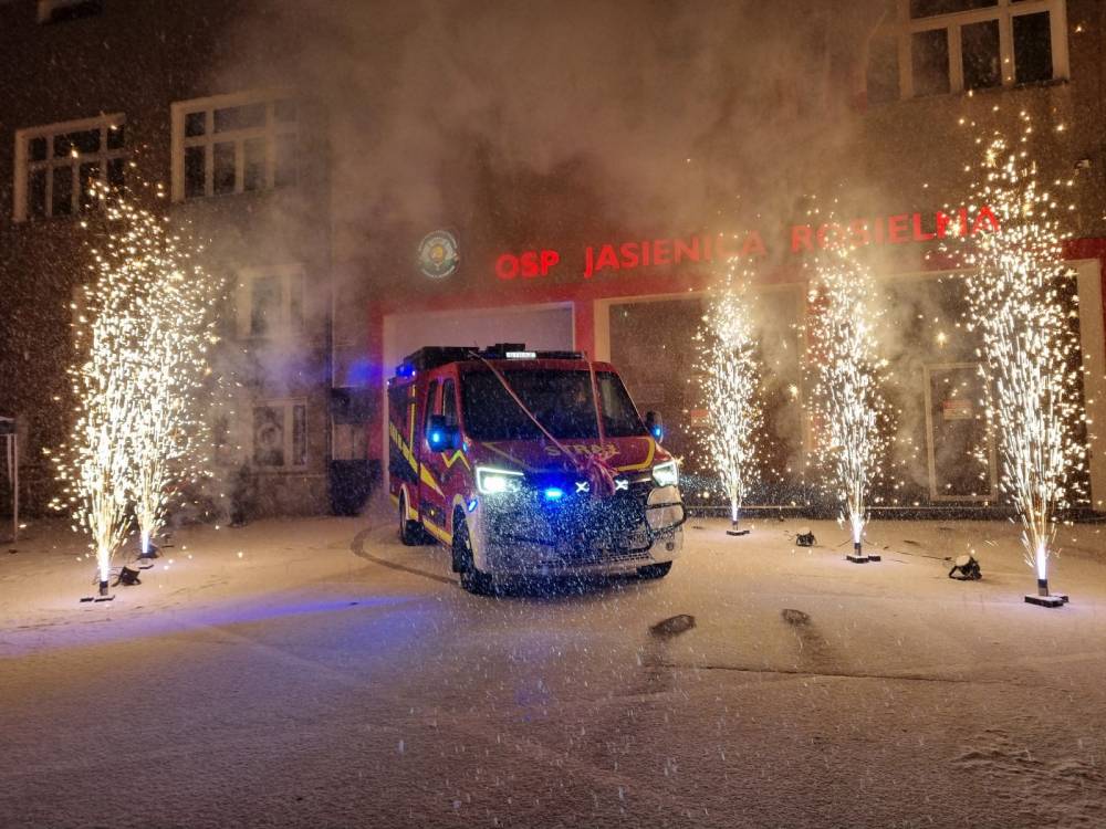 Uroczyste przekazanie nowego samochodu dla OSP w Jasienicy Rosielnej