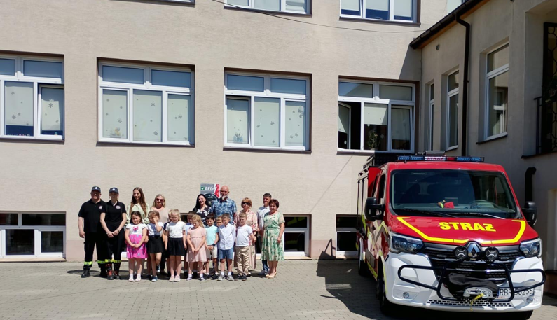 AED na budynku szkoły w Jasienicy Rosielnej