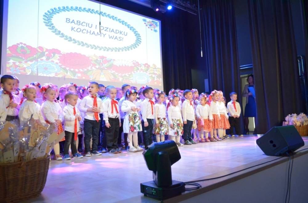 Przedszkolaki z Bliznego świętowały Dzień Babci i Dziadka